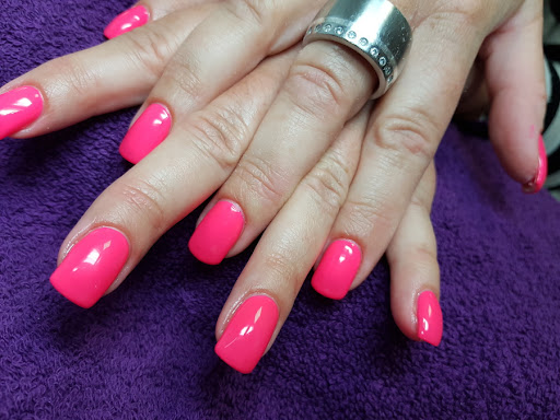 Moderne Nagelkunst in Kassel: Trendige Designs für jedes Budget